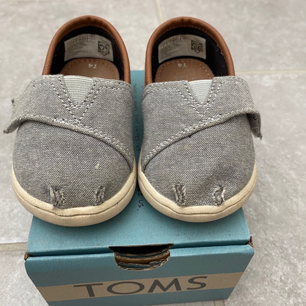 Tiny Toms size 4